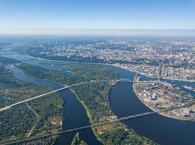 Kiev 'deki Dinyeper nehrinin yüksek manzarası. Yaz güneşli bir gün.