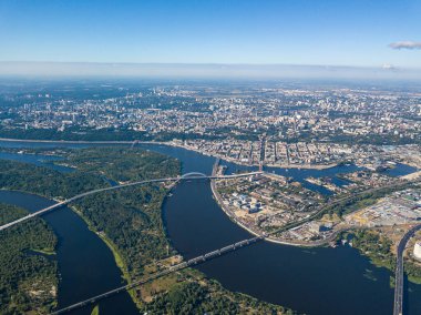 Kiev 'deki Dinyeper nehrinin yüksek manzarası. Yaz güneşli bir gün.