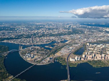 Kiev 'deki Dinyeper nehrinin yüksek manzarası.