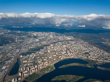 Kiev 'deki Dinyeper nehrinin yüksek manzarası.