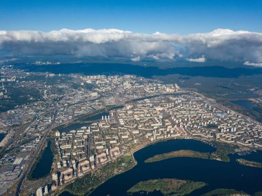 Kiev 'deki Dinyeper nehrinin yüksek manzarası.