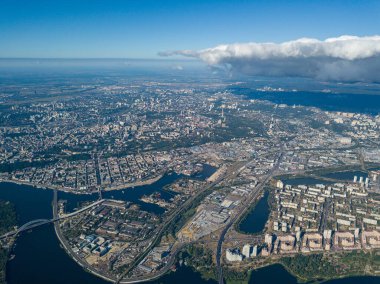 Kiev 'deki Dinyeper nehrinin yüksek manzarası. Yaz güneşli bir gün.
