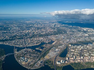 Kiev 'deki Dinyeper nehrinin yüksek manzarası.