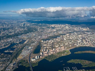 Kiev 'deki Dinyeper nehrinin yüksek manzarası.