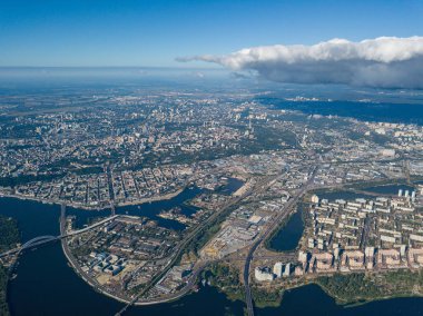 Kiev 'deki Dinyeper nehrinin yüksek manzarası. Yaz güneşli bir gün.