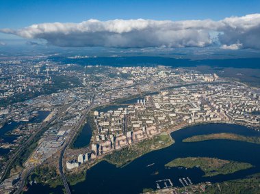 Kiev 'deki Dinyeper nehrinin yüksek manzarası.