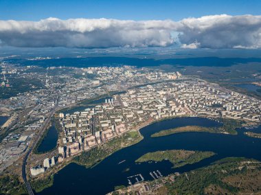 Kiev 'deki Dinyeper nehrinin yüksek manzarası. Şehrin üzerinde bir bulut.