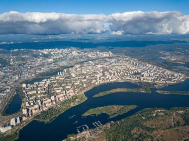 Kiev 'deki Dinyeper nehrinin yüksek manzarası. Şehrin üzerinde bir bulut.
