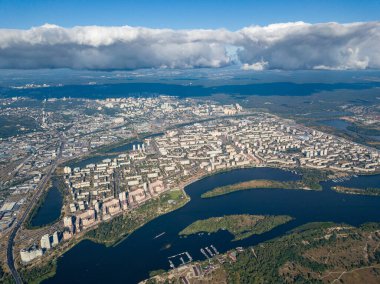 Kiev 'deki Dinyeper nehrinin yüksek manzarası. Şehrin üzerinde bir bulut.