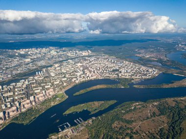 Kiev 'deki Dinyeper nehrinin yüksek manzarası. Şehrin üzerinde bir bulut.