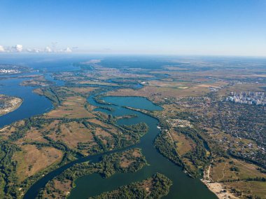 Kiev 'deki Dinyeper nehrinin yüksek manzarası.
