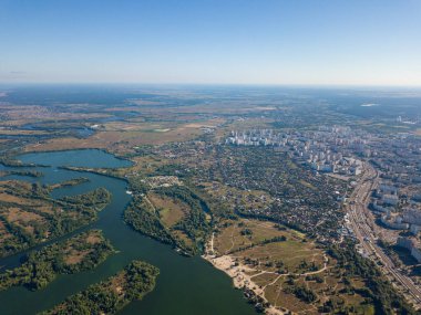 Kiev 'deki Dinyeper nehrinin yüksek manzarası.