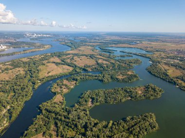 Kiev 'deki Dinyeper nehrinin yüksek manzarası.