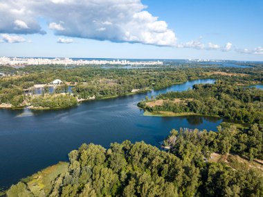 Kiev 'deki Dinyeper nehrinin yüksek manzarası.
