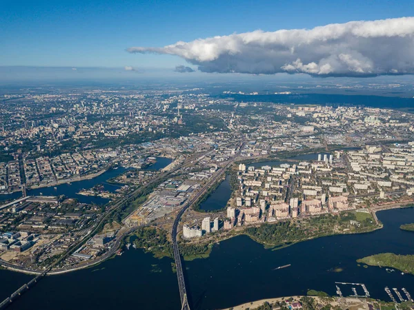 Kiev 'deki Dinyeper nehrinin yüksek manzarası. Şehrin üzerinde bir bulut.