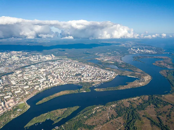 Kiev 'deki Dinyeper nehrinin yüksek manzarası.