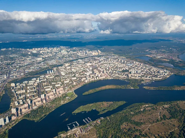 Kiev 'deki Dinyeper nehrinin yüksek manzarası. Şehrin üzerinde bir bulut.