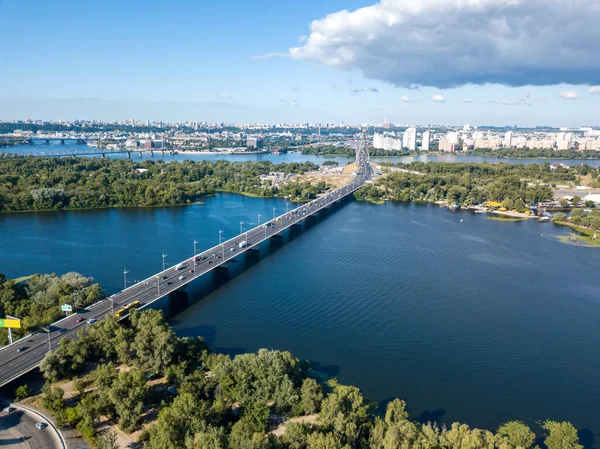 Hava aracı görüntüsü. Kiev 'deki Dinyeper nehri üzerindeki köprü..