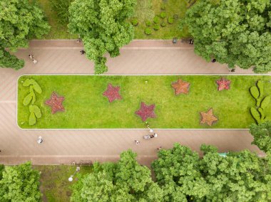 Hava aracı görüntüsü. Parktaki çiçek tarhı..