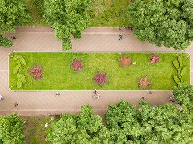 Hava aracı görüntüsü. Parktaki çiçek tarhı..