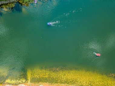 Hava aracı görüntüsü. Gölde katamaran.
