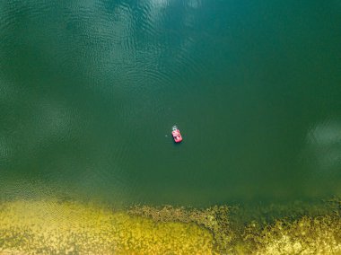 Hava aracı görüntüsü. Gölde katamaran.