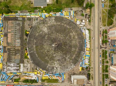 Hava aracı görüntüsü. Kiev 'de terk edilmiş otobüs durağı..