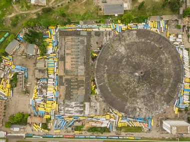 Hava aracı görüntüsü. Kiev 'de terk edilmiş otobüs durağı..