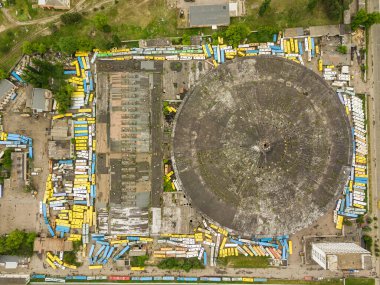 Hava aracı görüntüsü. Kiev 'de terk edilmiş otobüs durağı..