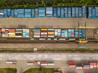 Demiryolundaki çok renkli nakliye konteynerleri. Hava aracı görünümü.