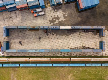 Demiryolundaki çok renkli nakliye konteynerleri. Hava aracı görünümü.