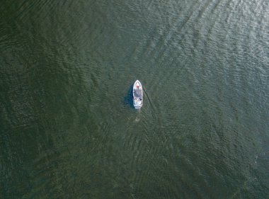 Hava aracı görüntüsü. Nehirde motorlu tekne.