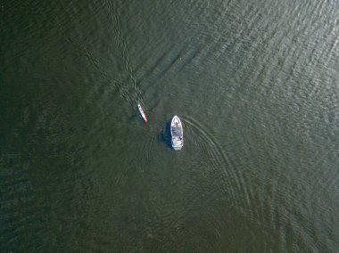 Hava aracı görüntüsü. Nehirde motorlu tekne.