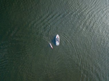 Hava aracı görüntüsü. Nehirde motorlu tekne.