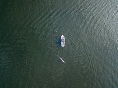 Hava aracı görüntüsü. Nehirde motorlu tekne.
