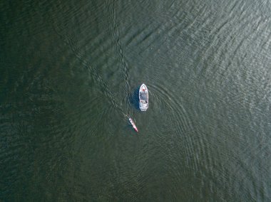 Hava aracı görüntüsü. Nehirde motorlu tekne.