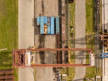 Demiryolundaki çok renkli nakliye konteynerleri. Hava aracı görünümü.