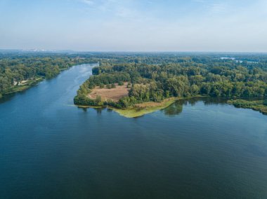 Hava aracı görüntüsü. Güneşli bir yaz gününde Dinyeper nehrinin yeşil kıyısında.
