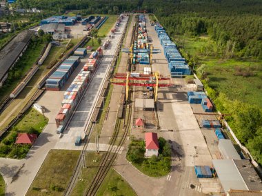 Demiryolundaki çok renkli nakliye konteynerleri. Hava aracı görünümü.