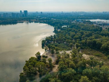 Kiev 'deki Dinyeper Nehri' nin insansız hava aracı görüntüsü. Açık güneşli gün.