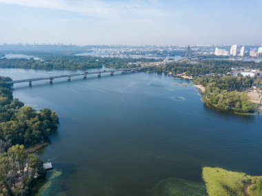 Kiev 'deki Dinyeper Nehri' nin insansız hava aracı görüntüsü. Açık güneşli gün.