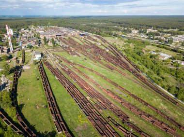 İstasyonun demiryolundaki yük trenleri. Hava görünümü.