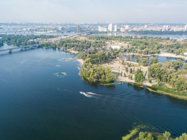 Kiev 'deki Dinyeper Nehri' nin insansız hava aracı görüntüsü. Açık güneşli gün.