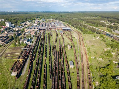 İstasyonun demiryolundaki yük trenleri. Hava görünümü.