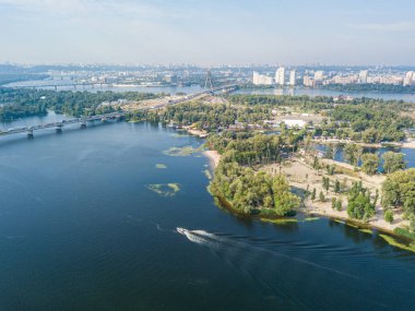 Kiev 'deki Dinyeper Nehri' nin insansız hava aracı görüntüsü. Açık güneşli gün.