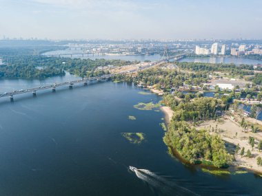 Kiev 'deki Dinyeper Nehri' nin insansız hava aracı görüntüsü. Açık güneşli gün.