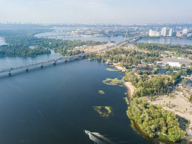 Kiev 'deki Dinyeper Nehri' nin insansız hava aracı görüntüsü. Açık güneşli gün.