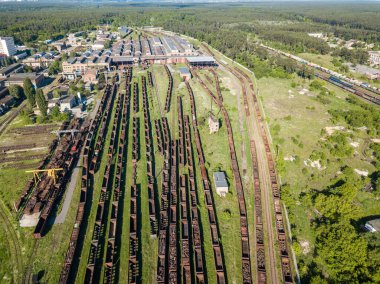 İstasyonun demiryolundaki yük trenleri. Hava görünümü.