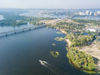 Kiev 'deki Dinyeper Nehri' nin insansız hava aracı görüntüsü. Açık güneşli gün.