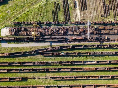 İstasyonun demiryolundaki yük trenleri. Hava görünümü.
